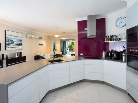 Super Sized Family Retreat With A Pool - Accommodation Sydney 2