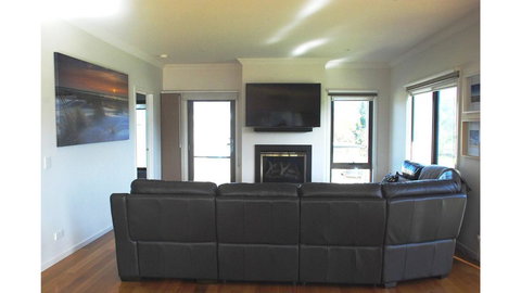 SURFSIDE LAKEVIEWS - FREE WIFI - Accommodation Sydney 0