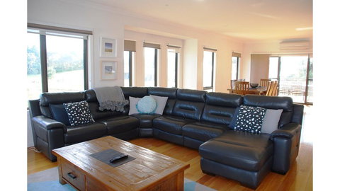 SURFSIDE LAKEVIEWS - FREE WIFI - Accommodation Sydney 3