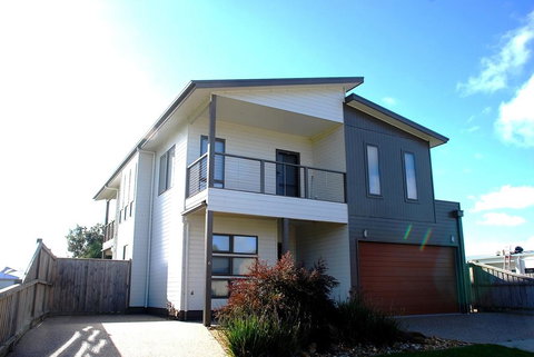 SURFSIDE LAKEVIEWS - FREE WIFI - Accommodation Sydney 1