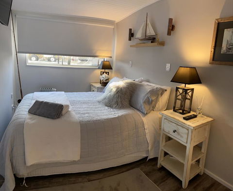 Swamp Fox Luxury 2BR Dutch Barge - Sydney 4u 1