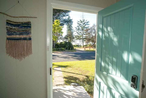 Tallowood Beachfront Cottage - Sydney 4u 2