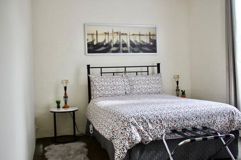 The Apartment - Moyston - Sydney 4u 1