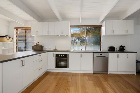 THE ASHMAN HOUSE - Modern And Close To Town - Accommodation Sydney 2
