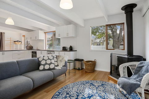 THE ASHMAN HOUSE - Modern And Close To Town - Accommodation Sydney 1
