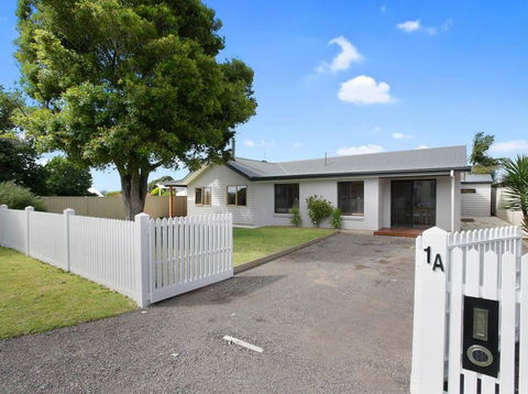 THE ASHMAN HOUSE - Modern And Close To Town - Accommodation Sydney 0