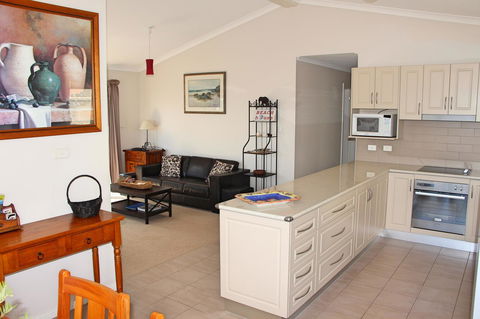 Front Row Beachfront - Sydney 4u 3
