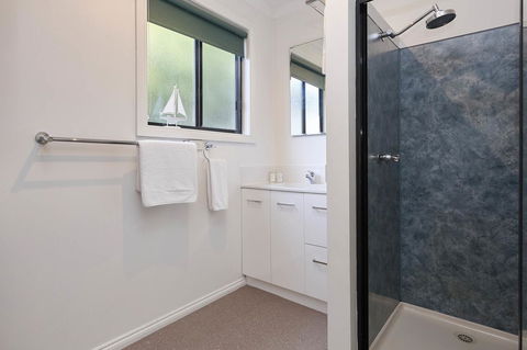 KINGFISHER COTTAGE Beachfront At The Binalong Bay - Accommodation Sydney 2