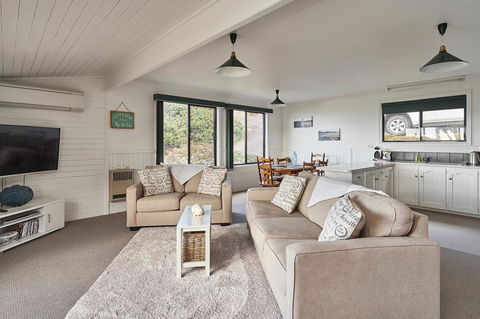 KINGFISHER COTTAGE Beachfront At The Binalong Bay - Accommodation Sydney 4
