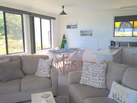 KINGFISHER COTTAGE Beachfront At The Binalong Bay - Accommodation Sydney 24