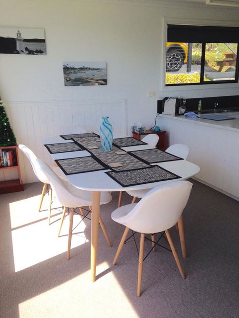 KINGFISHER COTTAGE Beachfront At The Binalong Bay - Accommodation Sydney 14