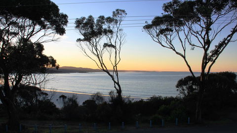 KINGFISHER COTTAGE Beachfront At The Binalong Bay - Accommodation Sydney 19