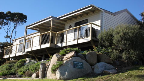 KINGFISHER COTTAGE Beachfront At The Binalong Bay - Accommodation Sydney 0