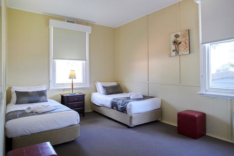 Amaroo Park - Sydney 4u 5