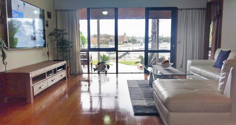 Waterfront Retreat - Sydney Resort 4