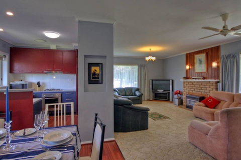 Jacaranda House - Sydney 4u 2