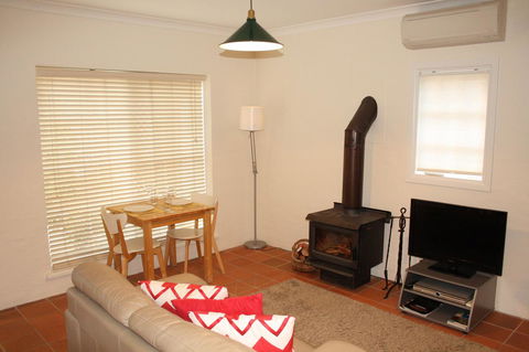 Merrimeet Cottages - Sydney 4u 24
