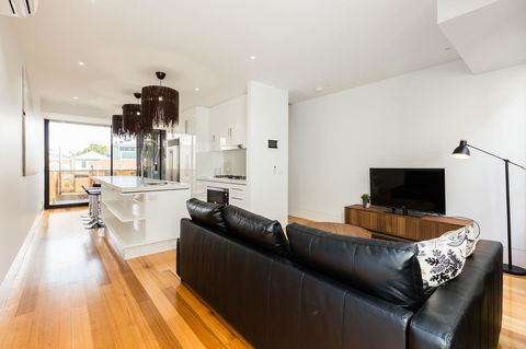 RenÃ©e - Beyond A Room Private Apartments - Sydney 4u 2