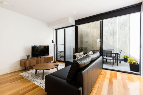 RenÃ©e - Beyond A Room Private Apartments - Sydney 4u 10