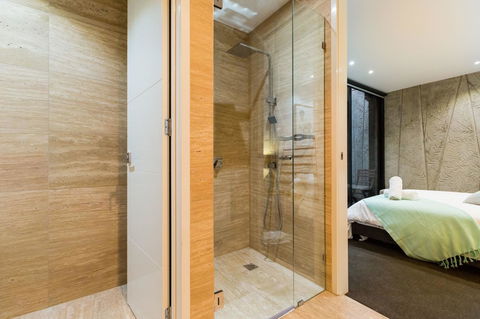 RenÃ©e - Beyond A Room Private Apartments - Sydney 4u 8