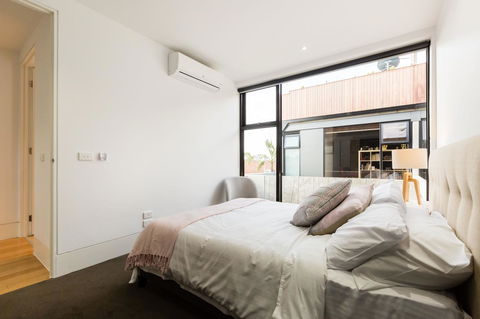 RenÃ©e - Beyond A Room Private Apartments - Sydney 4u 16