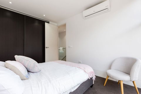 RenÃ©e - Beyond A Room Private Apartments - Sydney 4u 15