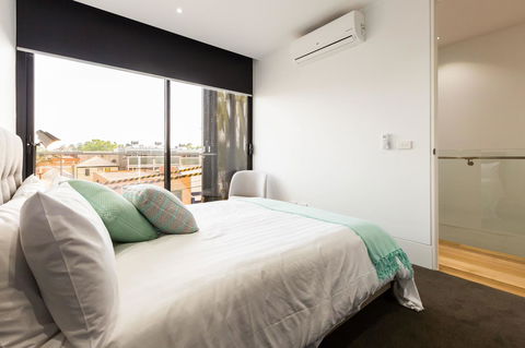 RenÃ©e - Beyond A Room Private Apartments - Sydney 4u 14