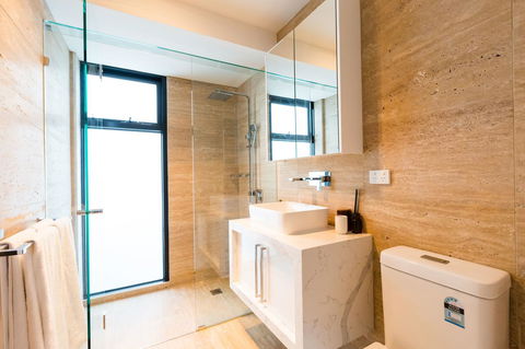 RenÃ©e - Beyond A Room Private Apartments - Sydney 4u 1