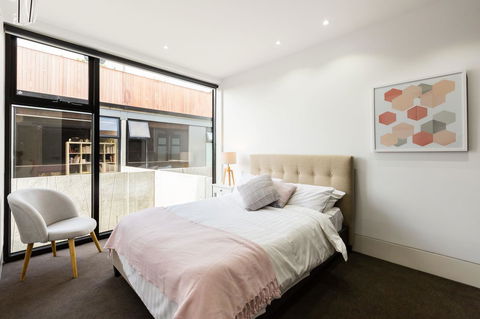 RenÃ©e - Beyond A Room Private Apartments - Sydney 4u 17