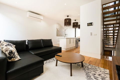 RenÃ©e - Beyond A Room Private Apartments - Sydney 4u 7