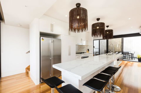 RenÃ©e - Beyond A Room Private Apartments - Sydney 4u 4