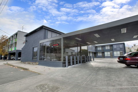 Melbourne's Princes Park Hotel - Sydney 4u 11