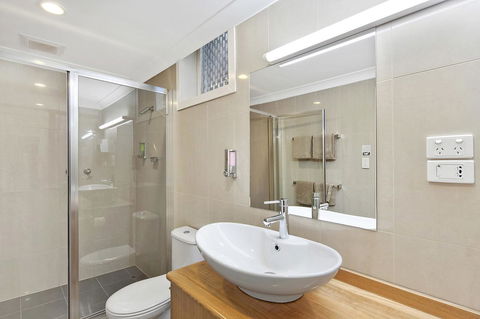 Melbourne's Princes Park Hotel - Sydney 4u 1