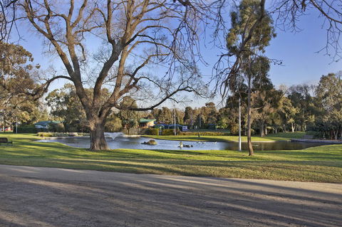 Melbourne's Princes Park Hotel - Sydney 4u 8