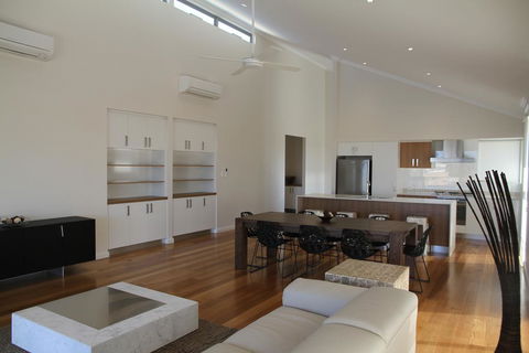 The Carnarvon Luxury Canal Home - Sydney 4u 3
