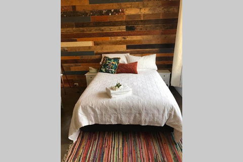 The Cottage - 58 Acre Farm Stay At Hanging Rock - Sydney 4u 1