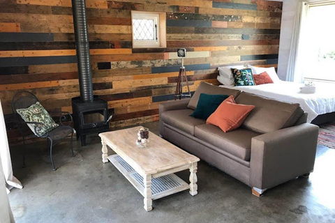 The Cottage - 58 Acre Farm Stay At Hanging Rock - Sydney 4u 0