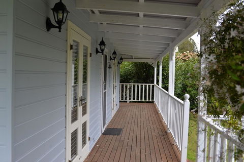The Doll's House - Charming 2 Bedroom Cottage Just A Short Walk From The Village - Sydney 4u 2