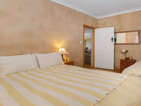 The Farmhouse - Grape Vines And Rolling Green Hills - Sydney 4u 1