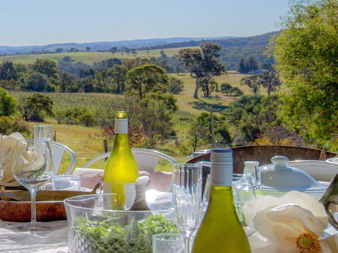 The Farmhouse - Grape Vines And Rolling Green Hills - Sydney 4u 0
