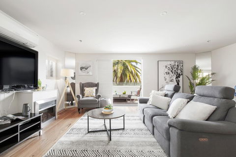 The Jetty Apartment By Ready Set Host - Accommodation Sydney 0