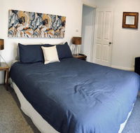 The Light and Bright Yellow Beach House - Sydney 4u