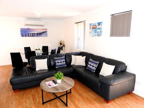 The Royal Dolphin Holiday Home - Sydney 4u 0