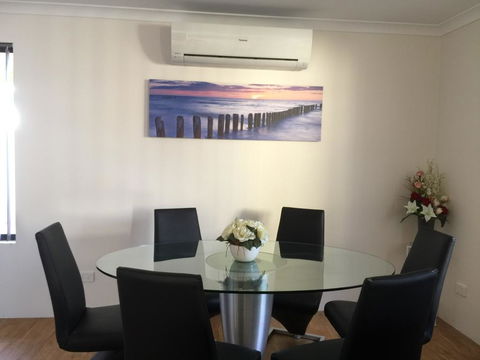 The Royal Dolphin Holiday Home - Sydney 4u 3