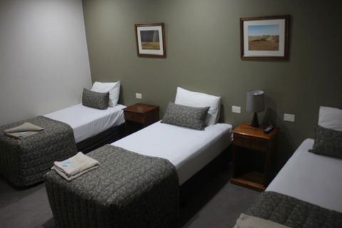 The Saltbush Motor Inn - Sydney 4u 2