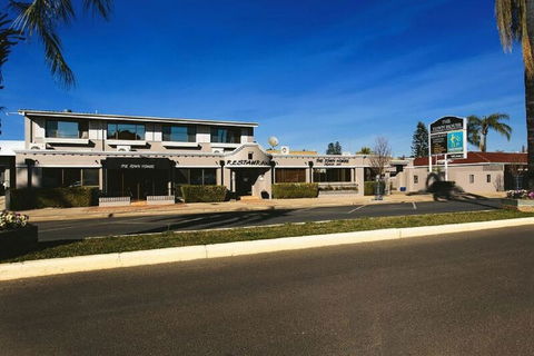 The Town House Motor Inn - Sydney 4u 1