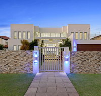 The White House GC Waterfront Home Cinema Jacuzzi Heated Pool - Accommodation Sydney