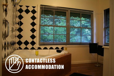 Tudor Cottages - Accommodation Sydney 3