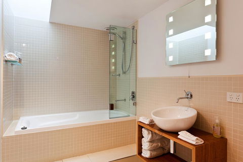 TWOFOURTWO Boutique Apartments - Sydney 4u 1
