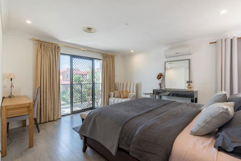 ULTRA SPACIOUS STYLISH HOME IN PRESTONS - SYDNEY - Sydney 4u 2
